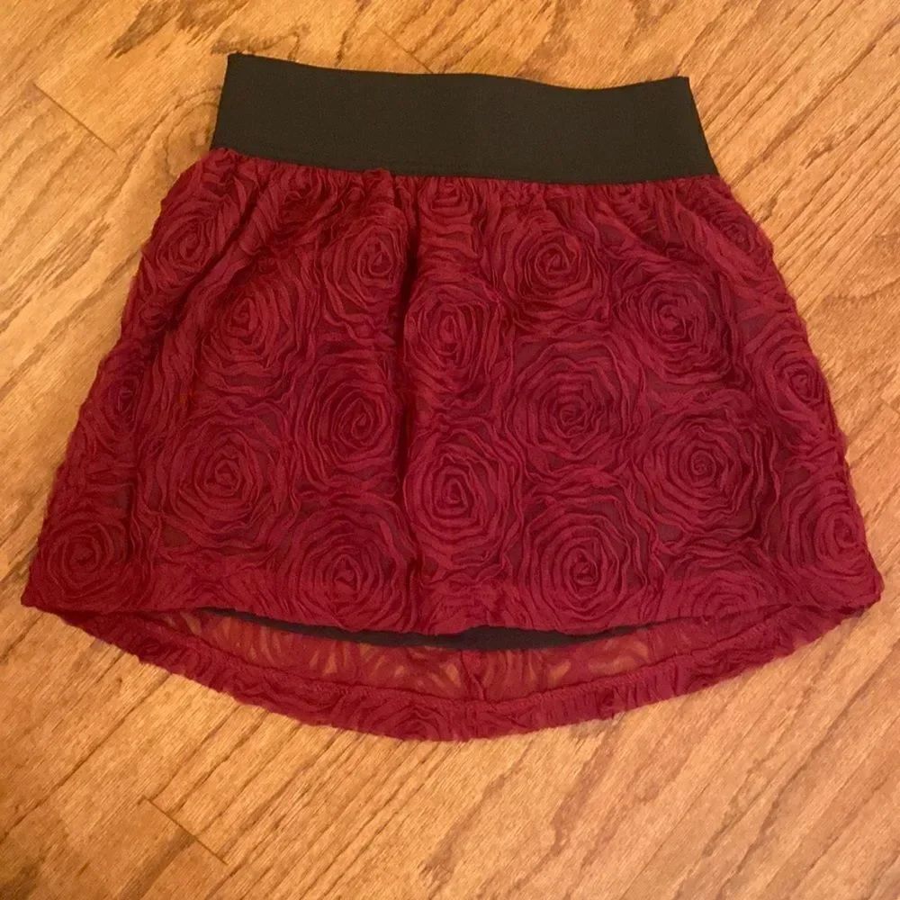 Stooshy mini skirt  - so cute - burgundy and black size M